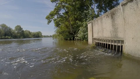 Thames Water sewage treatment outfall facing upstream Stock Footage