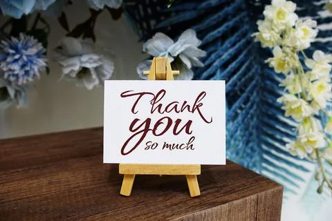 Thank you text write on paper card with wooden easel and flowers decoration.. 스톡 사진