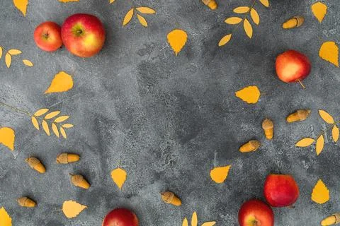 Thanksgiving day frame concept. Fall leaves, apple, cinnamon and acorns on da Stock-Fotos