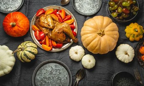 Thanksgiving festive table composition with roasted turkey, pumpkins, vegetable Foto stock