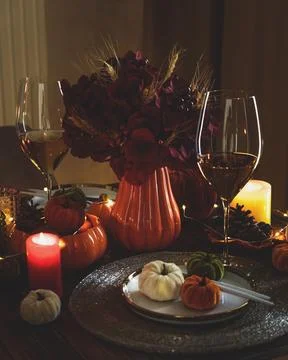 Thanksgiving table setting with decorative pumpkins, candles and string light 스톡 사진
