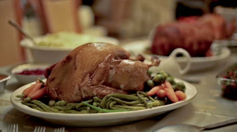 Thanksgiving Table with Turkey, Mashed Potatoes, Ham, and Sides 库存影片 44396042