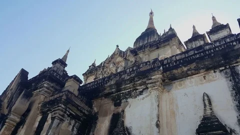 Thatbyinnyu Temple low angle side shot on a sunny day, blue sky, Bagan, Myanmar Stockbeeldmateriaal 78885506