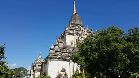Thatbyinnyu Temple low angle side shot on a sunny day, trees, Bagan, Myanmar 스톡 동영상 78893690