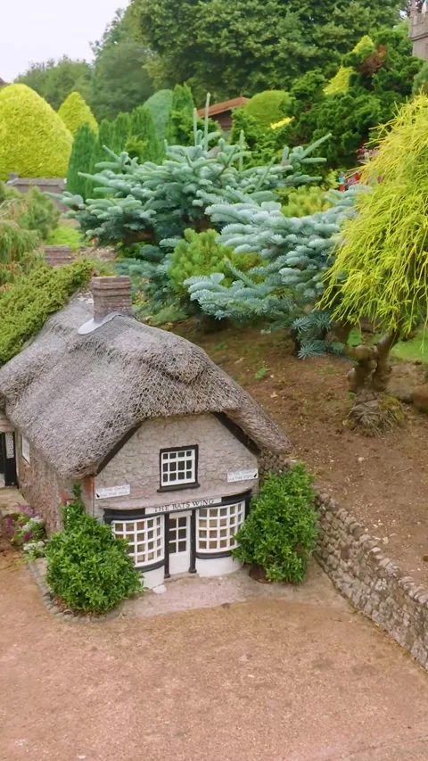 Thatched cottage model at Godshill model village, Isle of Wight as camera rises 動画素材 344000375