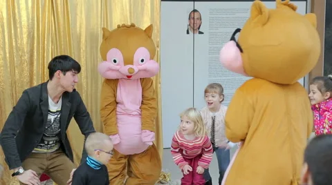 Theatrical performance with puppets chipmunks, dancing with the audience 스톡 동영상 44751779