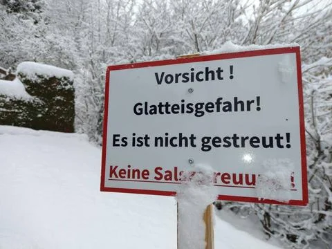 Themenbild - Wintereinbruch in Deutschland Glatteisgefahr nach den Schneef... Stock Photos
