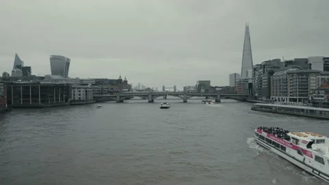 Themse Boat, Skyscraper | 4K Stock Footage 170719247