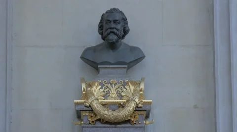 Theophil von Hansen bust statue at Austrian Parliament Building, Vienna Vídeos de archivo 59572486