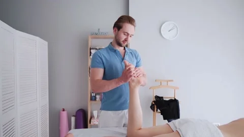 Therapist doing massage. Stock Footage 181488671
