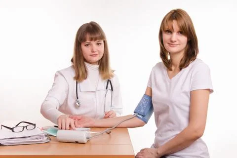 The therapist includes tonometer to face the pressure of the patient Stock-Fotos