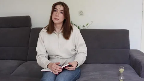 Therapist listens and takes notes during counseling appointment Vídeo Stock 336244741
