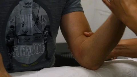 A therapist massages an arm 動画素材 112006376