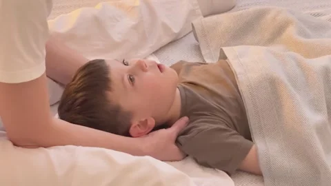 Therapist Massaging Child Back And Shoulder Blades Pediatric Osteopathy 스톡 동영상 336469630