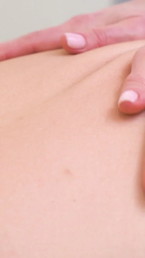 Therapist Performing Deep Tissue Back Massage in Spa Salon Video stock 347462373