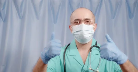 The therapist shows the class on a blue background. Vidéo 169061500
