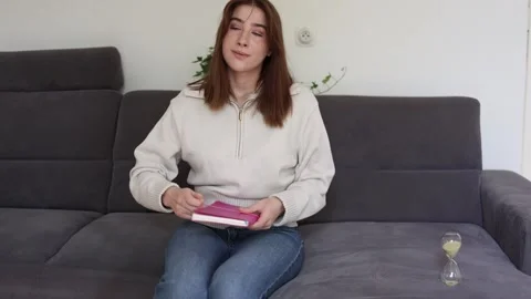 Therapist shows remaining session time during counseling appointment Vidéo 336244765