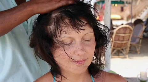 Therapist's hands doing head massage on woman. Stock Footage 67741660