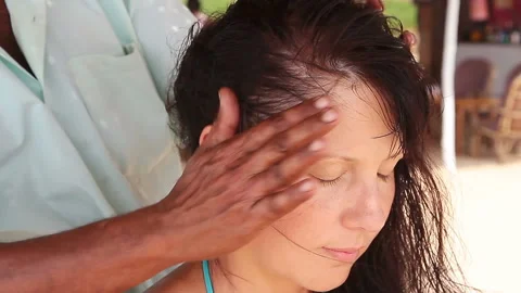 Therapist's hands doing head massage on woman. Stock Footage 87863837
