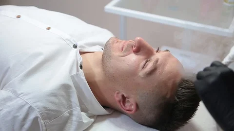 Therapy with liquid nitrogen for the face of a man. 库存影片 124253465