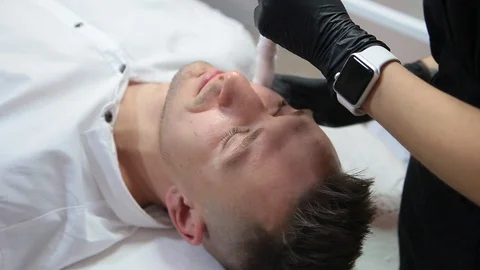 Therapy with liquid nitrogen for the face of a man. Stock Footage 124253746