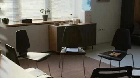 Therapy Space with Vacant Chairs Set in Circle for Group Support Meeting Видео 326670799