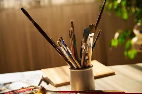 There are different brushes on the table in a glass Stock-Fotos