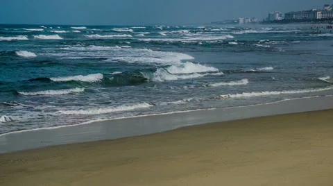 There are lots of waves wash up onto the beach Stock-Footage 38800257