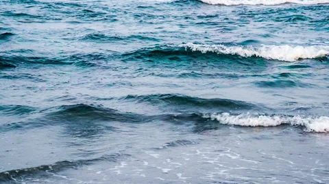 There are lots of waves wash up onto the beach Stock-Footage 38804852