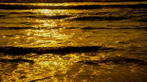 There are lots of waves wash up onto the beach at sunset Vídeo Stock 38812016