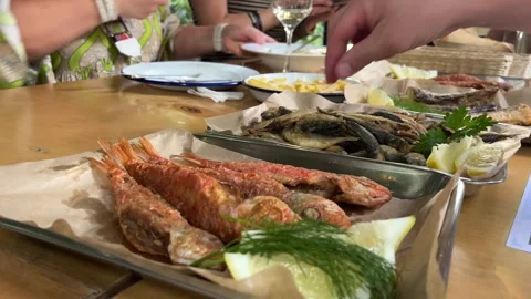 There are many different fish dishes in the fish restaurant. Video stock 277765314