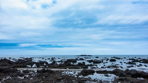 There are many rocks, clouds flows into the sea. Time Lapse. Vidéo 145922757