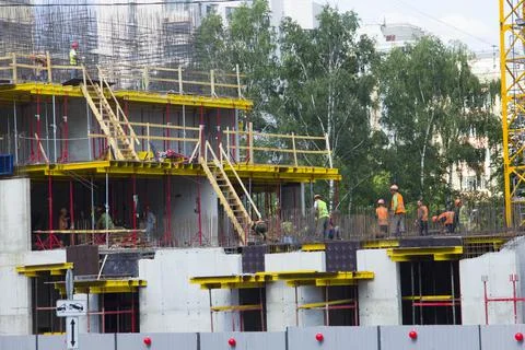 There are many workers working at the construction site. Workers on the const Foto stock