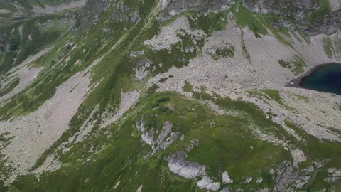 There are rocks below, and in the distance there is a small lake. 库存影片 260794081