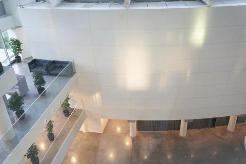 There are shadows and highlights on the white wall.The interior of a modern Fotos de archivo