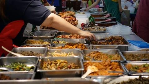 There are various types of dishes selling at the food stall 動画素材 117853091