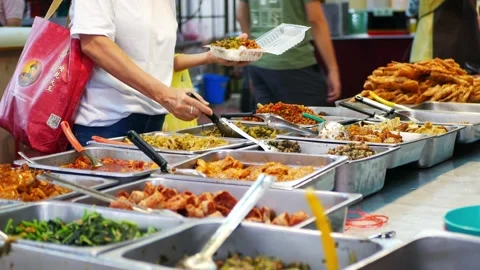 There are various types of dishes selling at the food stall 動画素材 214633534