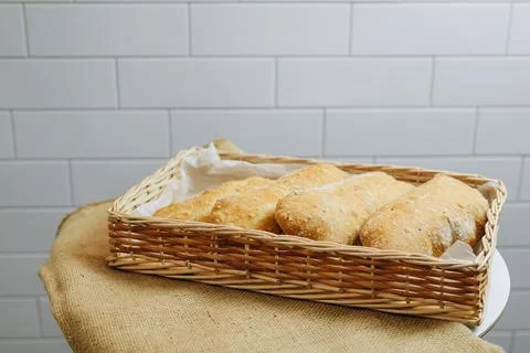 There is a basket of bread on the table. Foto stock