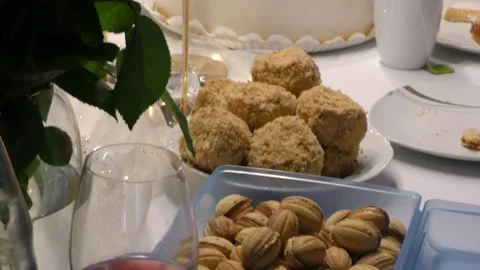 There is a cake on the festive table Vídeos de archivo 162023923