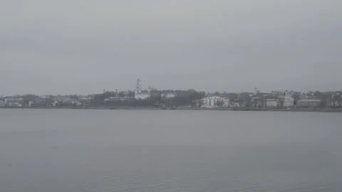 There is a city on the bank of a cloudy river 库存影片 328370367