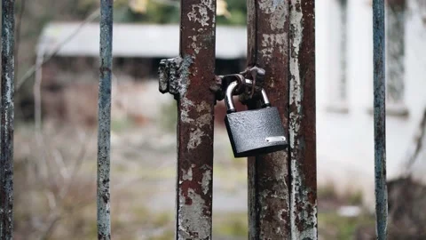 There is a lock on the old metal gate Видео 231567116