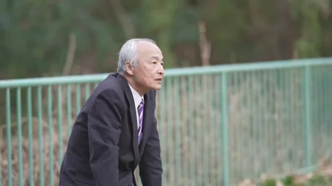 There is plenty of greenery in the spring noon park in Japan. A Japanese man 스톡 동영상 307370228