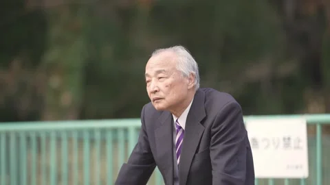 There is plenty of greenery in the spring noon park in Japan. A Japanese man Stockbeeldmateriaal 307370544
