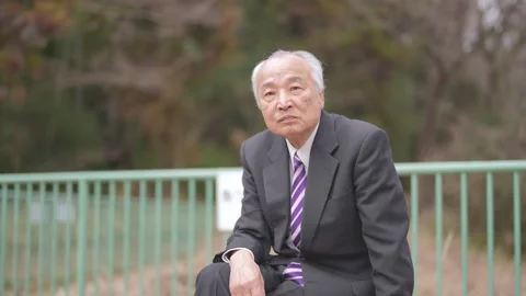 There is plenty of greenery in the spring noon park in Japan. A Japanese man Vidéo 307378369