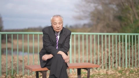 There is plenty of greenery in the spring noon park in Japan. A Japanese man 스톡 동영상 307378670