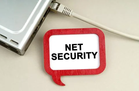 There is a router connected to the network on the table, next to a sign that  库存照片