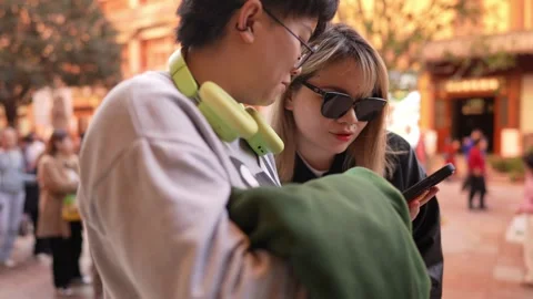There is a stall on public roads on weekends in Shanghai, China. Women in their Vidéo 300926599