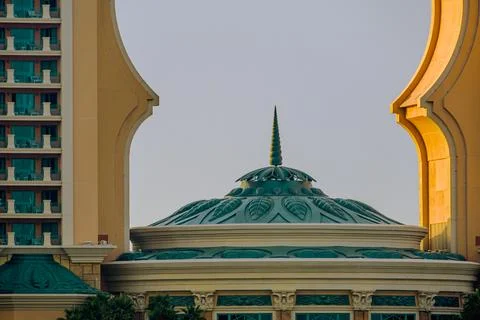 There stands a large and impressive building prominently featuring the word D Foto stock