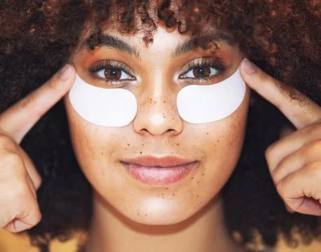Theres a solution for those fine line. a beautiful young woman wearing under-eye Foto stock