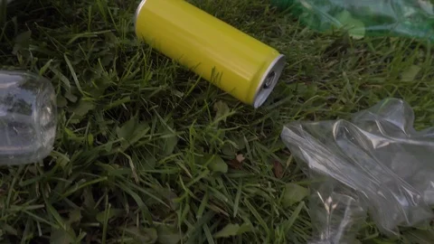 There's trash on the lawn Vidéo 120090214